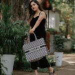Amrutha Nair Instagram - Back in black 🖤 Bag : @fashion_beetle Outfit @shoppers.budget MUA @roshnistvm #model #tamil #actress #black Kochi,Kerala
