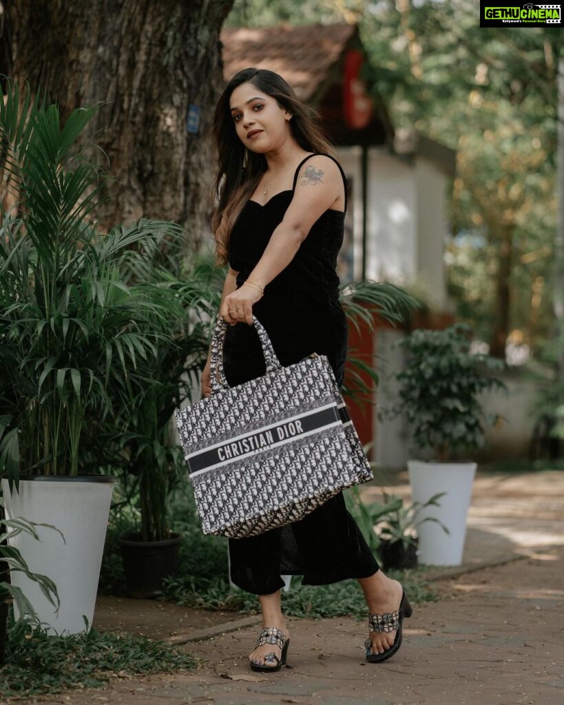 Amrutha Nair Instagram - Back in black 🖤 Bag : @fashion_beetle Outfit @shoppers.budget MUA @roshnistvm #model #tamil #actress #black Kochi,Kerala