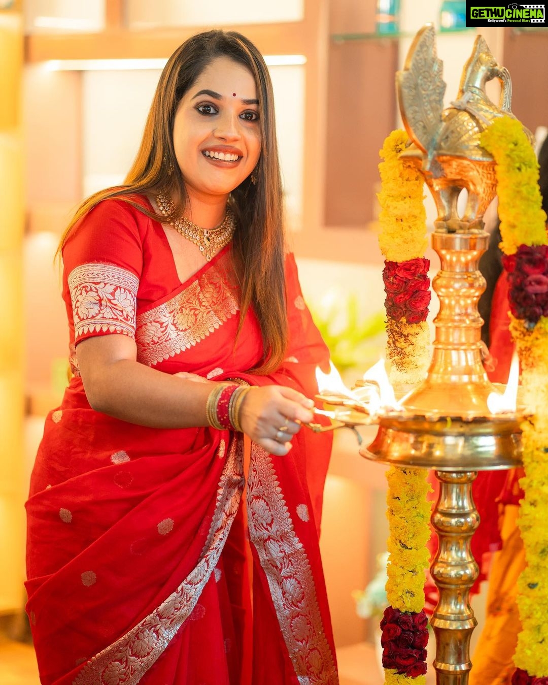 Amrutha Nair Instagram - Inauguration day @nila_make_overs Attire @varnudais Kollam