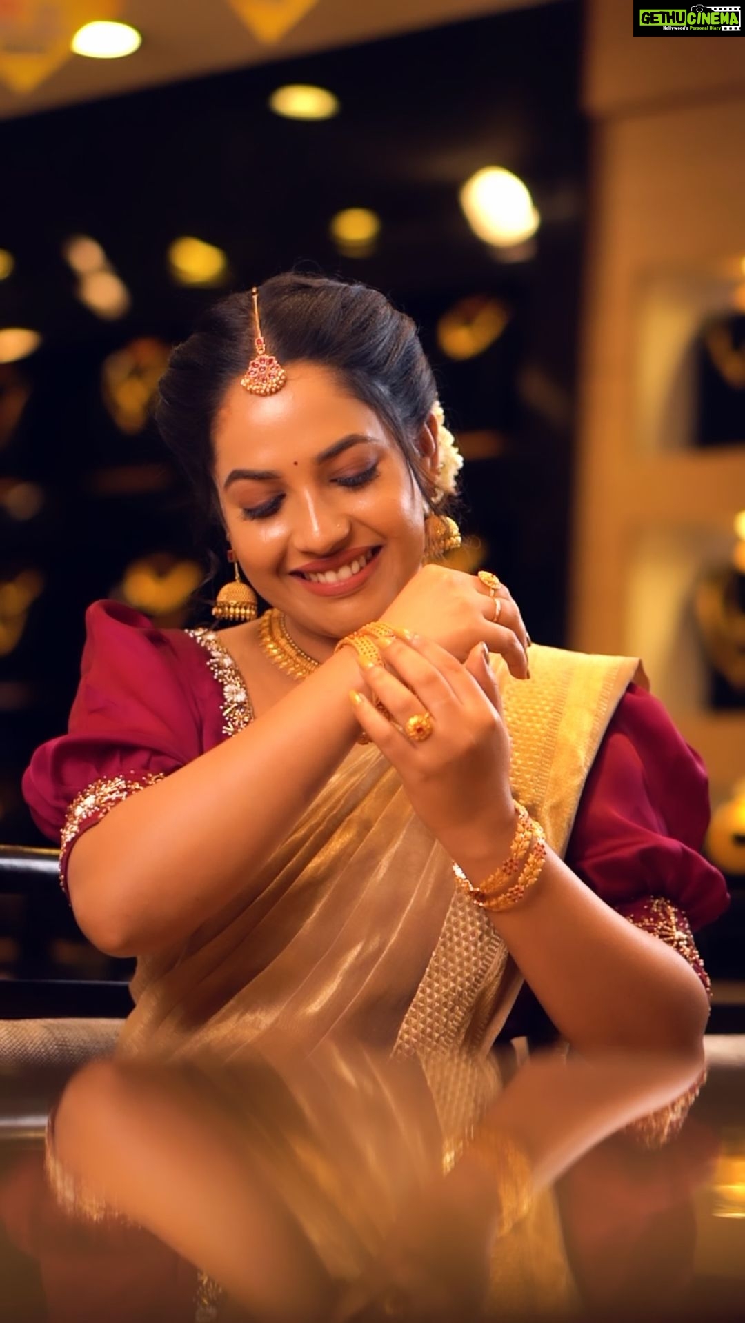 Amrutha Nair Instagram - ഒരു ലക്ഷം രൂപവരെ വിലമതിക്കുന്ന Diamond necklace സ്വന്തമാക്കാൻ നിങ്ങൾക്കിതാ ഒരു സുവർണ്ണാവസരം. @mychungath @chungath_jewellery Jewell stories by Chungath contest. I am challenging my friends @_.revathi_murali_ @drjosephine_13 @athira_madhav @shraddha_shabu and completing my participation. MUA @brides_of_deepthi For more details visit the Instagram page of Chungath Jewelry or your nearest showroom now! Or make a call to 8943431234 #jewelstoriesbychungath #chungathcontest