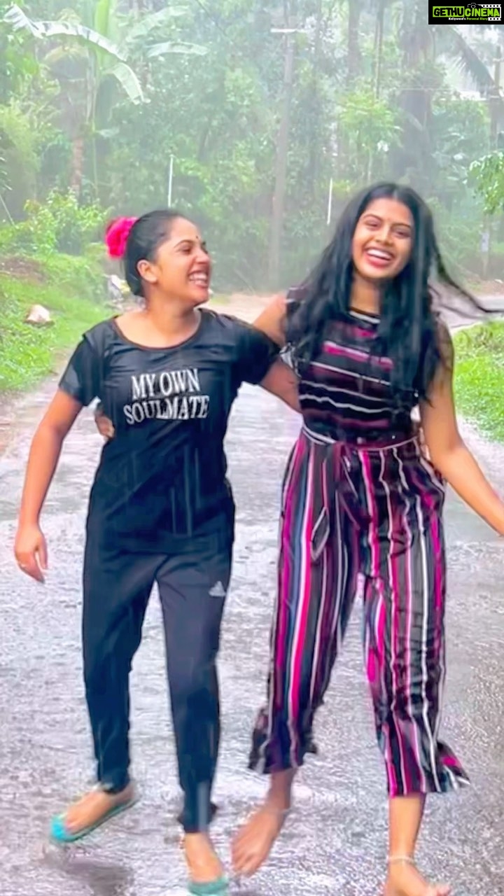 Amrutha Nair - 100.4K Likes - 😍🫂