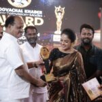 Amrutha Nair Instagram - എന്റെ ക്യരിയറിലെ ആദ്യത്തെ അവാർഡ് ഞാൻ ഏറ്റുവാങ്ങിയ ദിവസം( 21/6/2023) ബെസ്റ്റ് ക്യാരക്റ്റർ റോളിനാണ് എനിക്ക് അവാർഡ് കിട്ടിയിരിക്കുന്നത്. പൂവച്ചൽ ഖാദർ ടെലിവിഷൻ അവാർഡ് 2023 ആണ് എനിക്ക് കിട്ടിയിരിക്കുന്നത്, ഇയൊരു അവസരത്തിൽ എനിക്ക് ഒരുപാട് നന്ദി പറയാനുണ്ട്. ആദ്യതന്നെ @joseperoorkada നന്ദി പറയുന്നു. ഈ ഒരു റോളിലേക്കു എന്നെ കാസ്റ് ചെയ്തതിന് നന്ദി. അതുപോലെതന്നെ our “GEETHAGOVINDHAM “ team @drjosephine_13 @sajansooreya @_aju_thomas_ @akin_m_a @swethavenkat.v @_.revathi_murali_ @umanair_official @anilk_sivaram thank u all for the big support 🫰🏻♥️ And special thanks to our director @githeshkarunakaran sir and script writer George kattapana 🥰 Thank u @syam_vembayam 🥰 My family and എന്നെ ഇതുവരെ സപ്പോർട്ട് ചെയ്ത എല്ലാവർക്കും ഒരായിരം നന്ദി ♥️ Trivandrum, India