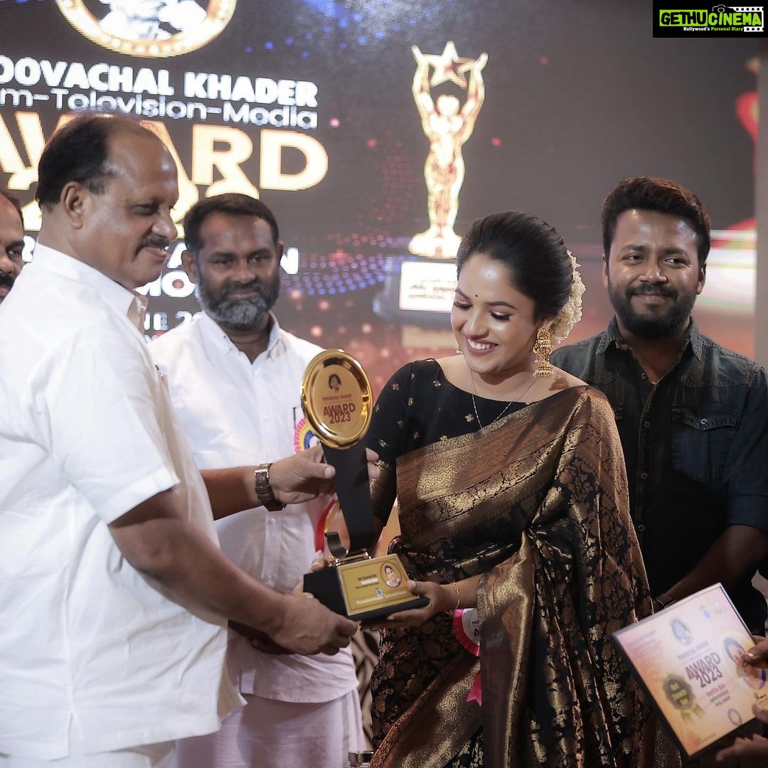 Amrutha Nair Instagram - എന്റെ ക്യരിയറിലെ ആദ്യത്തെ അവാർഡ് ഞാൻ ഏറ്റുവാങ്ങിയ ദിവസം( 21/6/2023) ബെസ്റ്റ് ക്യാരക്റ്റർ റോളിനാണ് എനിക്ക് അവാർഡ് കിട്ടിയിരിക്കുന്നത്. പൂവച്ചൽ ഖാദർ ടെലിവിഷൻ അവാർഡ് 2023 ആണ് എനിക്ക് കിട്ടിയിരിക്കുന്നത്, ഇയൊരു അവസരത്തിൽ എനിക്ക് ഒരുപാട് നന്ദി പറയാനുണ്ട്. ആദ്യതന്നെ @joseperoorkada നന്ദി പറയുന്നു. ഈ ഒരു റോളിലേക്കു എന്നെ കാസ്റ് ചെയ്തതിന് നന്ദി. അതുപോലെതന്നെ our “GEETHAGOVINDHAM “ team @drjosephine_13 @sajansooreya @_aju_thomas_ @akin_m_a @swethavenkat.v @_.revathi_murali_ @umanair_official @anilk_sivaram thank u all for the big support 🫰🏻♥️ And special thanks to our director @githeshkarunakaran sir and script writer George kattapana 🥰 Thank u @syam_vembayam 🥰 My family and എന്നെ ഇതുവരെ സപ്പോർട്ട് ചെയ്ത എല്ലാവർക്കും ഒരായിരം നന്ദി ♥️ Trivandrum, India