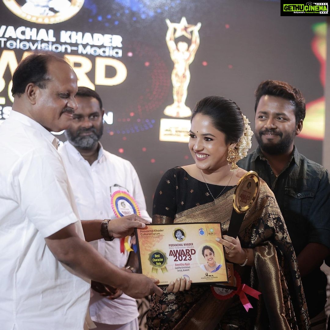 Amrutha Nair Instagram - എന്റെ ക്യരിയറിലെ ആദ്യത്തെ അവാർഡ് ഞാൻ ഏറ്റുവാങ്ങിയ ദിവസം( 21/6/2023) ബെസ്റ്റ് ക്യാരക്റ്റർ റോളിനാണ് എനിക്ക് അവാർഡ് കിട്ടിയിരിക്കുന്നത്. പൂവച്ചൽ ഖാദർ ടെലിവിഷൻ അവാർഡ് 2023 ആണ് എനിക്ക് കിട്ടിയിരിക്കുന്നത്, ഇയൊരു അവസരത്തിൽ എനിക്ക് ഒരുപാട് നന്ദി പറയാനുണ്ട്. ആദ്യതന്നെ @joseperoorkada നന്ദി പറയുന്നു. ഈ ഒരു റോളിലേക്കു എന്നെ കാസ്റ് ചെയ്തതിന് നന്ദി. അതുപോലെതന്നെ our “GEETHAGOVINDHAM “ team @drjosephine_13 @sajansooreya @_aju_thomas_ @akin_m_a @swethavenkat.v @_.revathi_murali_ @umanair_official @anilk_sivaram thank u all for the big support 🫰🏻♥️ And special thanks to our director @githeshkarunakaran sir and script writer George kattapana 🥰 Thank u @syam_vembayam 🥰 My family and എന്നെ ഇതുവരെ സപ്പോർട്ട് ചെയ്ത എല്ലാവർക്കും ഒരായിരം നന്ദി ♥️ Trivandrum, India