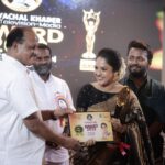 Amrutha Nair Instagram - എന്റെ ക്യരിയറിലെ ആദ്യത്തെ അവാർഡ് ഞാൻ ഏറ്റുവാങ്ങിയ ദിവസം( 21/6/2023) ബെസ്റ്റ് ക്യാരക്റ്റർ റോളിനാണ് എനിക്ക് അവാർഡ് കിട്ടിയിരിക്കുന്നത്. പൂവച്ചൽ ഖാദർ ടെലിവിഷൻ അവാർഡ് 2023 ആണ് എനിക്ക് കിട്ടിയിരിക്കുന്നത്, ഇയൊരു അവസരത്തിൽ എനിക്ക് ഒരുപാട് നന്ദി പറയാനുണ്ട്. ആദ്യതന്നെ @joseperoorkada നന്ദി പറയുന്നു. ഈ ഒരു റോളിലേക്കു എന്നെ കാസ്റ് ചെയ്തതിന് നന്ദി. അതുപോലെതന്നെ our “GEETHAGOVINDHAM “ team @drjosephine_13 @sajansooreya @_aju_thomas_ @akin_m_a @swethavenkat.v @_.revathi_murali_ @umanair_official @anilk_sivaram thank u all for the big support 🫰🏻♥️ And special thanks to our director @githeshkarunakaran sir and script writer George kattapana 🥰 Thank u @syam_vembayam 🥰 My family and എന്നെ ഇതുവരെ സപ്പോർട്ട് ചെയ്ത എല്ലാവർക്കും ഒരായിരം നന്ദി ♥️ Trivandrum, India