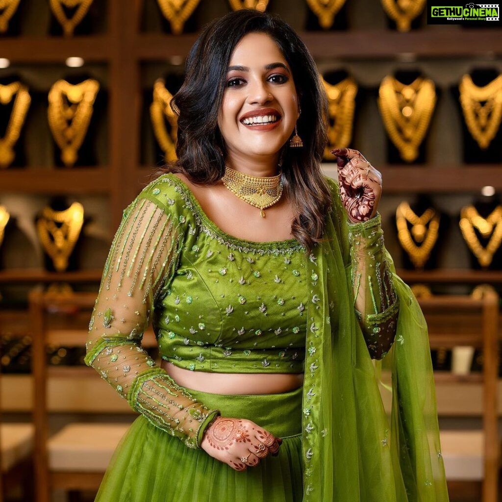 Amrutha Nair Instagram - Smile is the beauty of the soul 🫰🏻💚 Jewellery @senjewellers.pathanapuram Outfit @evanshi_designs Pic @vipinjkumar MUA @roshnistvm Kollam