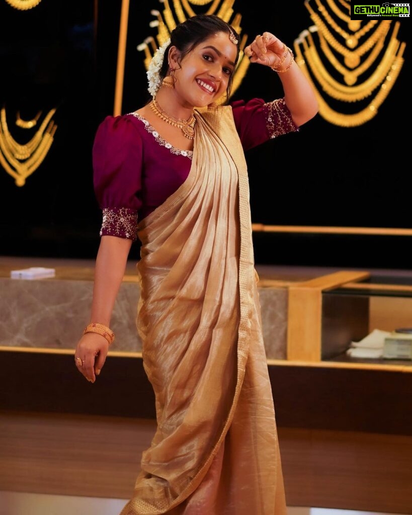 Amrutha Nair Instagram - I loved it 🤍 I draped it ! Saree @varnudais Blouse @vybhadesignerstudio Jewellery @chungath_jewellery MUA @brides_of_deepthi Trivandrum, India