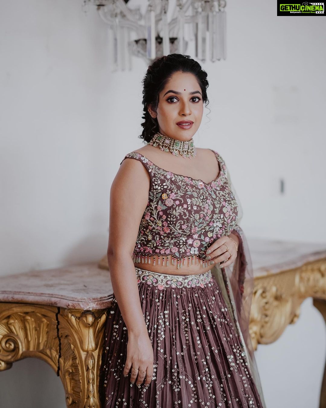 Amrutha Nair Instagram - π¦ Shot by : @kanojo_stories @vaisakh_mascara Retouch @vipinjkumar Mua : @blushingtone_by_veenavineeth Outfit by @taavisha_by_geethu , @the_rental_jeannie Ornaments by @alameen_fashion_jewels Trivandrum, India