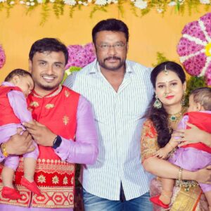 Amulya Instagram - ಹೃತ್ಪೂರ್ವಕ ಧನ್ಯವಾದಗಳು -Heartful thanks 🙏 @darshanthoogudeepashrinivas sir for gracing the occasion of ‘Atharv & Aadhav ‘ naming ceremony and blessing them 😍 #dboss