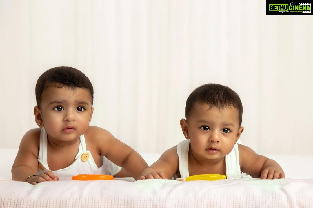 Amulya Instagram - This year i celebrate my first birthday as a new mommy with my Son-Shines which will be my most precious and forever growing , glowing gift as each year goes by. Cherishing their growth and enjoying their tiny feet as the walk the path of life. Happy birthday to the new mommy that I’ve become ♥️🍀 @jagdishrchandra Photography - @giggly_tots