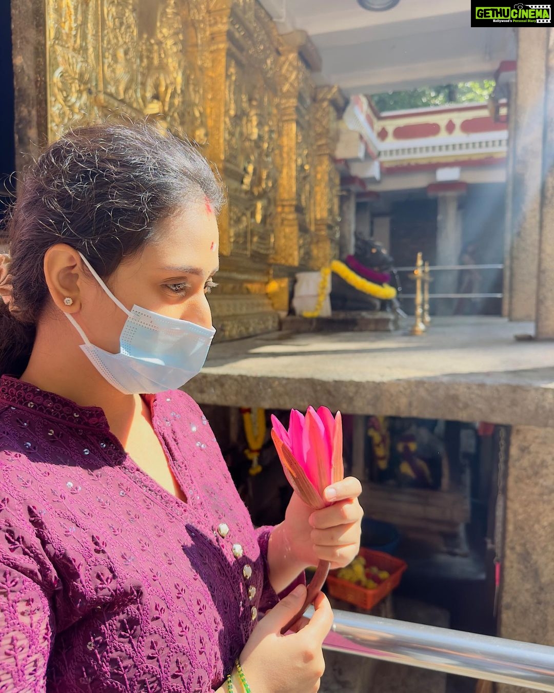 Amulya Instagram - ದೇವರ ಸನ್ನಿಧಿಯಿಂದ ನಿಮ್ಮೆಲ್ಲರಿಗೂ ಹೊಸ ವರ್ಷದ ಶುಭಾಶಯಗಳು🙏