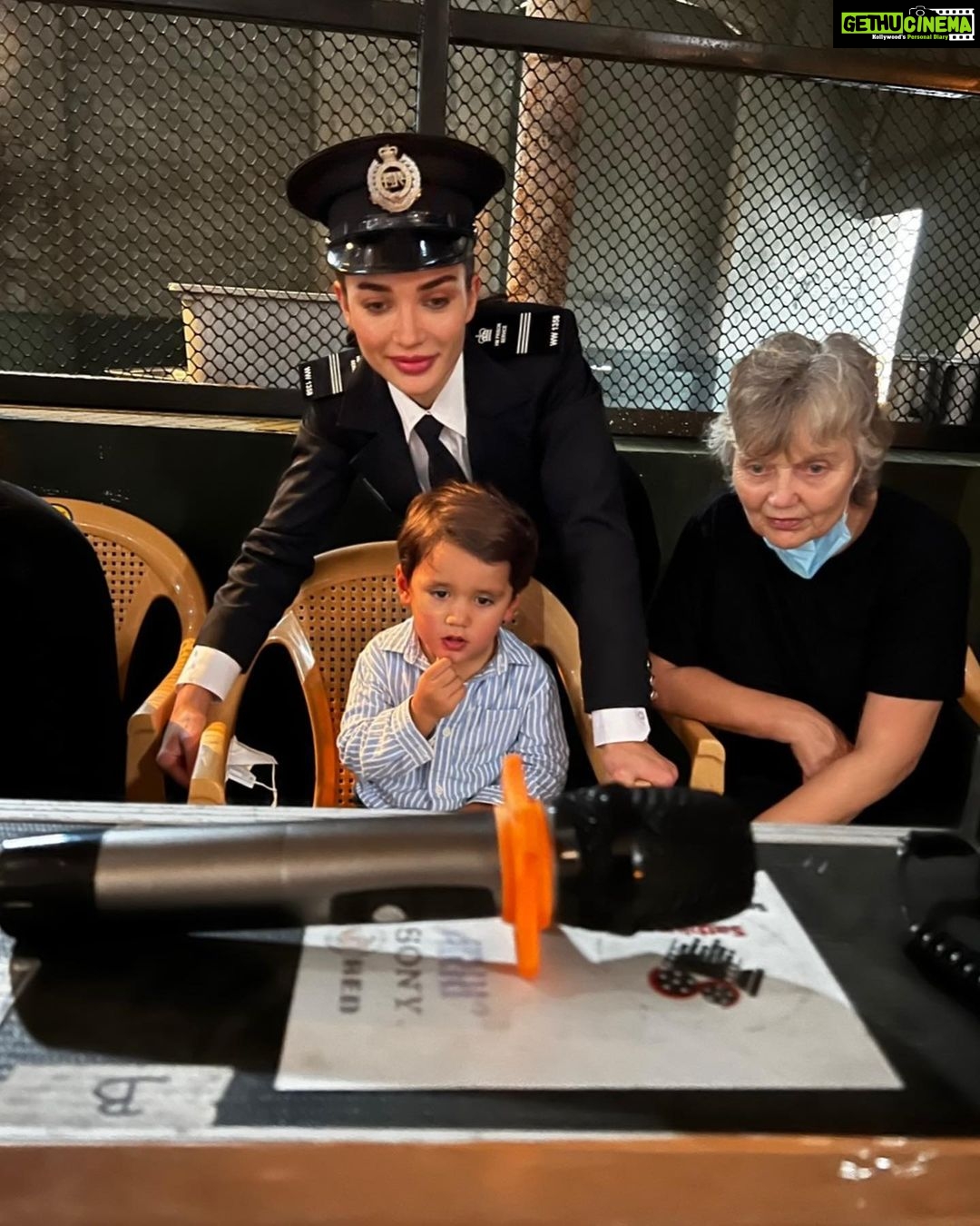 Amy Jackson Instagram - IT’S A WRAP! Thanks to an incredible cast & crew for one of the most memorable shoots to date…having the chance to have my lil man on set with me for the first time was just the best ✨