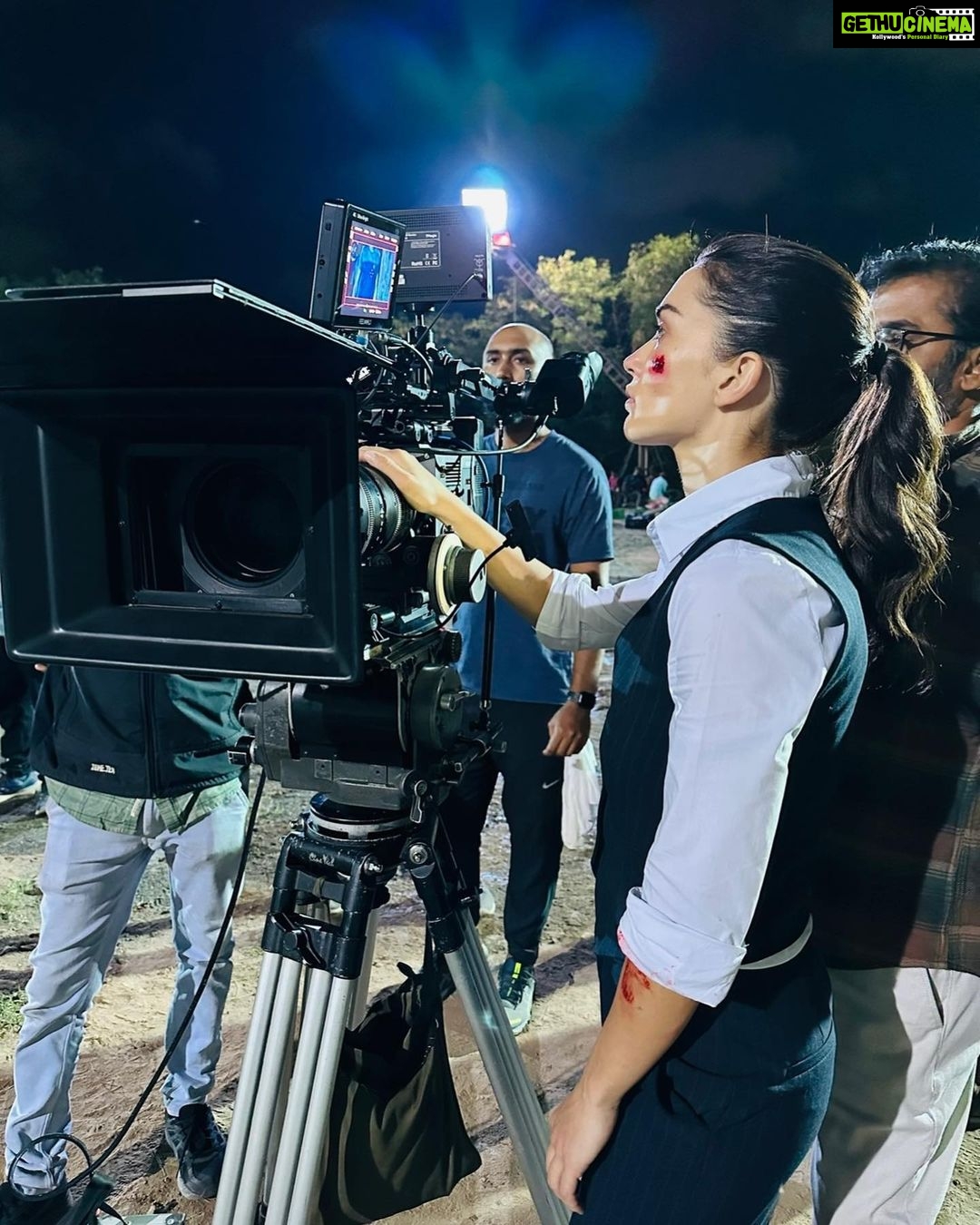 Amy Jackson Instagram - IT’S A WRAP! Thanks to an incredible cast & crew for one of the most memorable shoots to date…having the chance to have my lil man on set with me for the first time was just the best ✨
