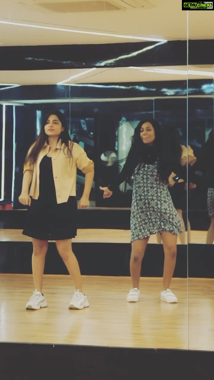 Anagha - 198.2K Likes - Jamming out with @blackswankg
Choreo @blackswankg
📸&✂️ @greysuit_0696
Location @dlab_dancelaboratory