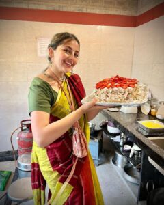 Anagha Bhosale Instagram - When u decorate a cake 🍰 & it turns out to be actually good …🫡

Honouring (eating) this sanctified prasadam is the basis of bhakti-yoga and helps one to make tangible spiritual advancement. Sharing and distributing prasadam is also very important!

@govardhan_ecovillage