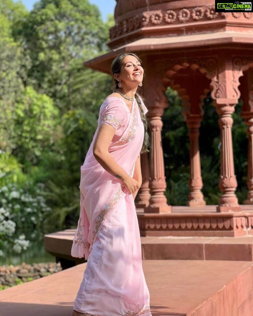 Anagha Bhosale Instagram - The miracle of being instrument of kindness, is the most powerful of all - H.H Radhanath maharaj 🦚 hope ur day is filled with lots of love & happiness #sareelove 🌸🌸🌸 Govardhan Eco Village (GEV) - Sri Radha Vrindavanbihari Temple, Mumbai.