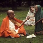 Anagha Bhosale Instagram - Yadi Prabhupad na hoito tobe ki hoi to ... Srila Prabhupada’s appearance day Nandotsava 🙏🏻 . We just want to serve onto your lotus feet, give us the blessing to serve in lord Chaitanya Mahaprabhu’s mission 🦚