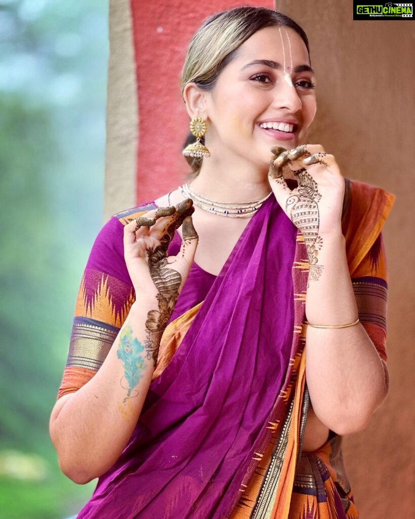 Anagha Bhosale Instagram - Stay where your heart smiles (krishna smiles)💙 Haldi & mehndi ceremony🙌🏻 #southindianweddings #devoteewedding #vaishnavwedding Govardhan Eco Village (GEV) - Sri Radha Vrindavanbihari Temple, Mumbai.