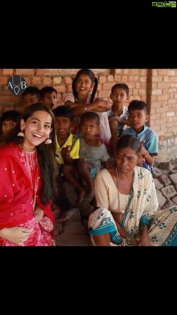 Anagha Bhosale Instagram - The world of love manifests through the words of love💙 Got a chance to communicate with such brilliantly beautiful children of Palghar, such beautiful souls thank you @govardhan_ecovillage @govardhan_annakshetra for such a beautiful venture & making me a part of it.