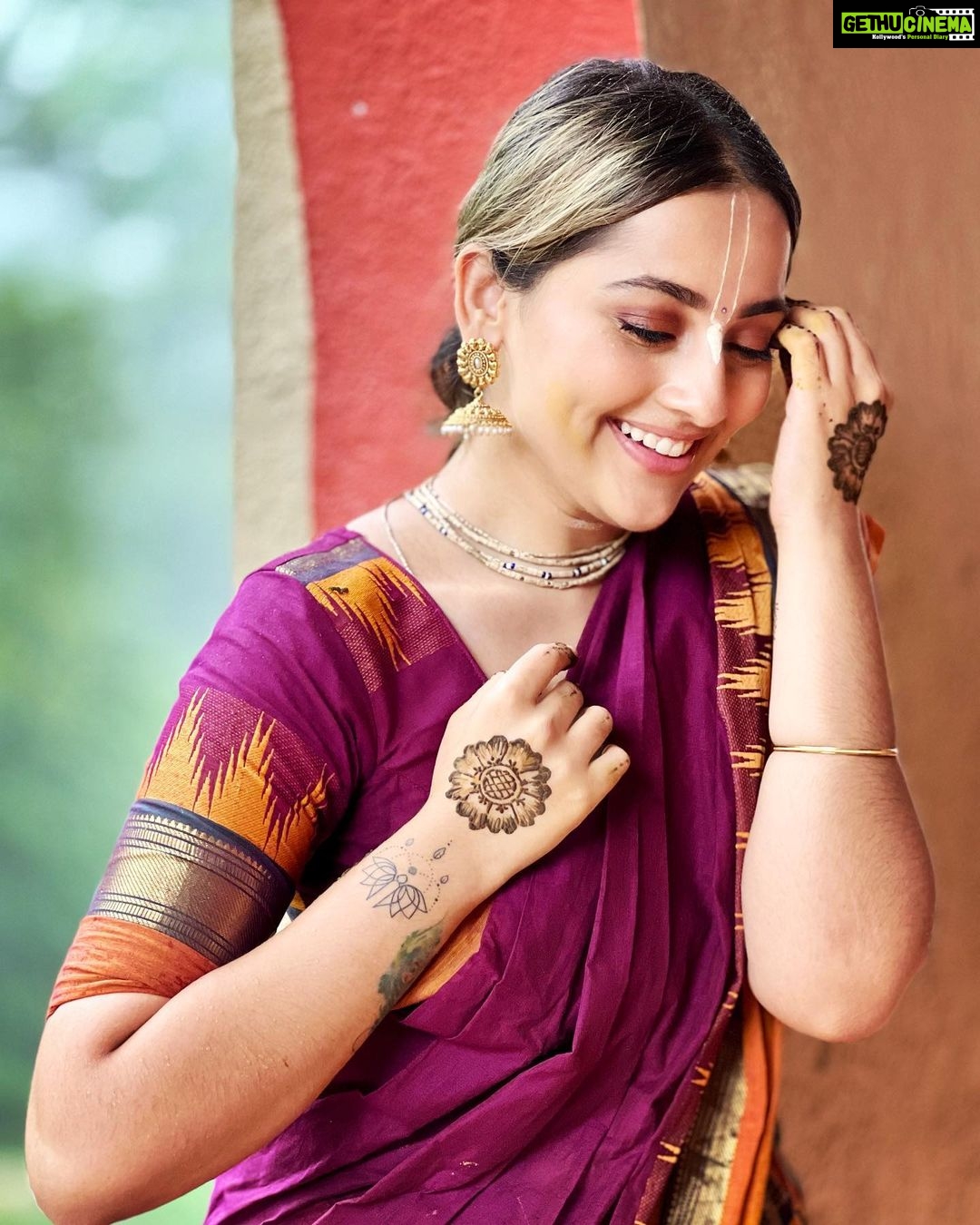 Anagha Bhosale Instagram - Stay where your heart smiles (krishna smiles)💙 Haldi & mehndi ceremony🙌🏻 #southindianweddings #devoteewedding #vaishnavwedding Govardhan Eco Village (GEV) - Sri Radha Vrindavanbihari Temple, Mumbai.