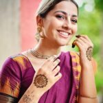 Anagha Bhosale Instagram - Stay where your heart smiles (krishna smiles)💙 Haldi & mehndi ceremony🙌🏻 #southindianweddings #devoteewedding #vaishnavwedding Govardhan Eco Village (GEV) - Sri Radha Vrindavanbihari Temple, Mumbai.