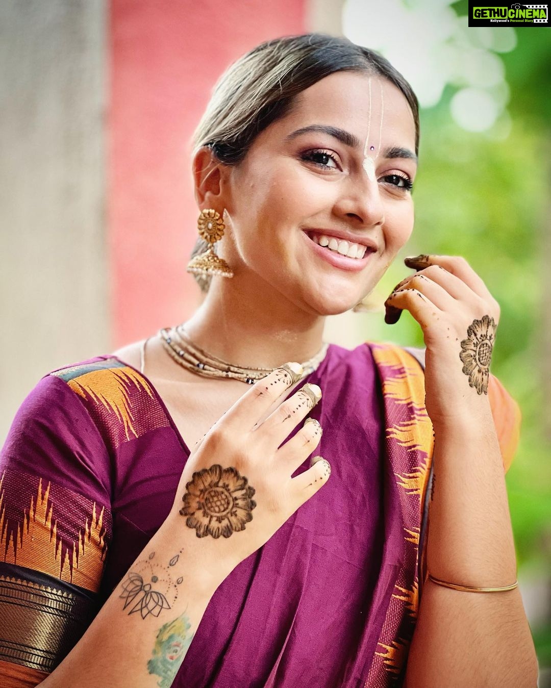 Anagha Bhosale Instagram - Stay where your heart smiles (krishna smiles)💙 Haldi & mehndi ceremony🙌🏻 #southindianweddings #devoteewedding #vaishnavwedding Govardhan Eco Village (GEV) - Sri Radha Vrindavanbihari Temple, Mumbai.