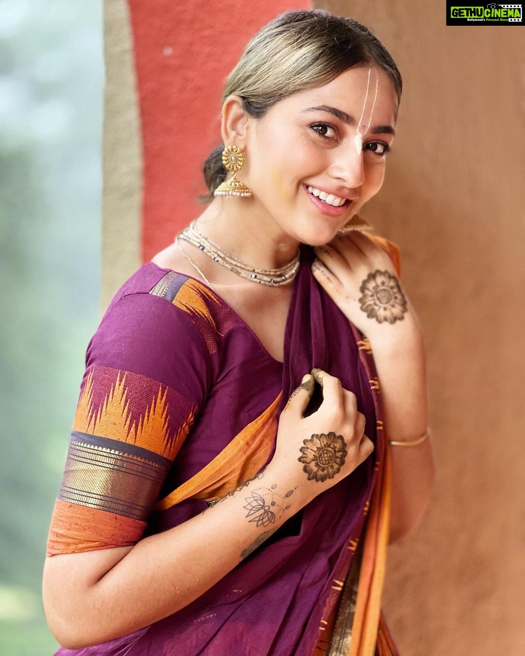 Anagha Bhosale Instagram - Stay where your heart smiles (krishna smiles)💙 Haldi & mehndi ceremony🙌🏻 #southindianweddings #devoteewedding #vaishnavwedding Govardhan Eco Village (GEV) - Sri Radha Vrindavanbihari Temple, Mumbai.