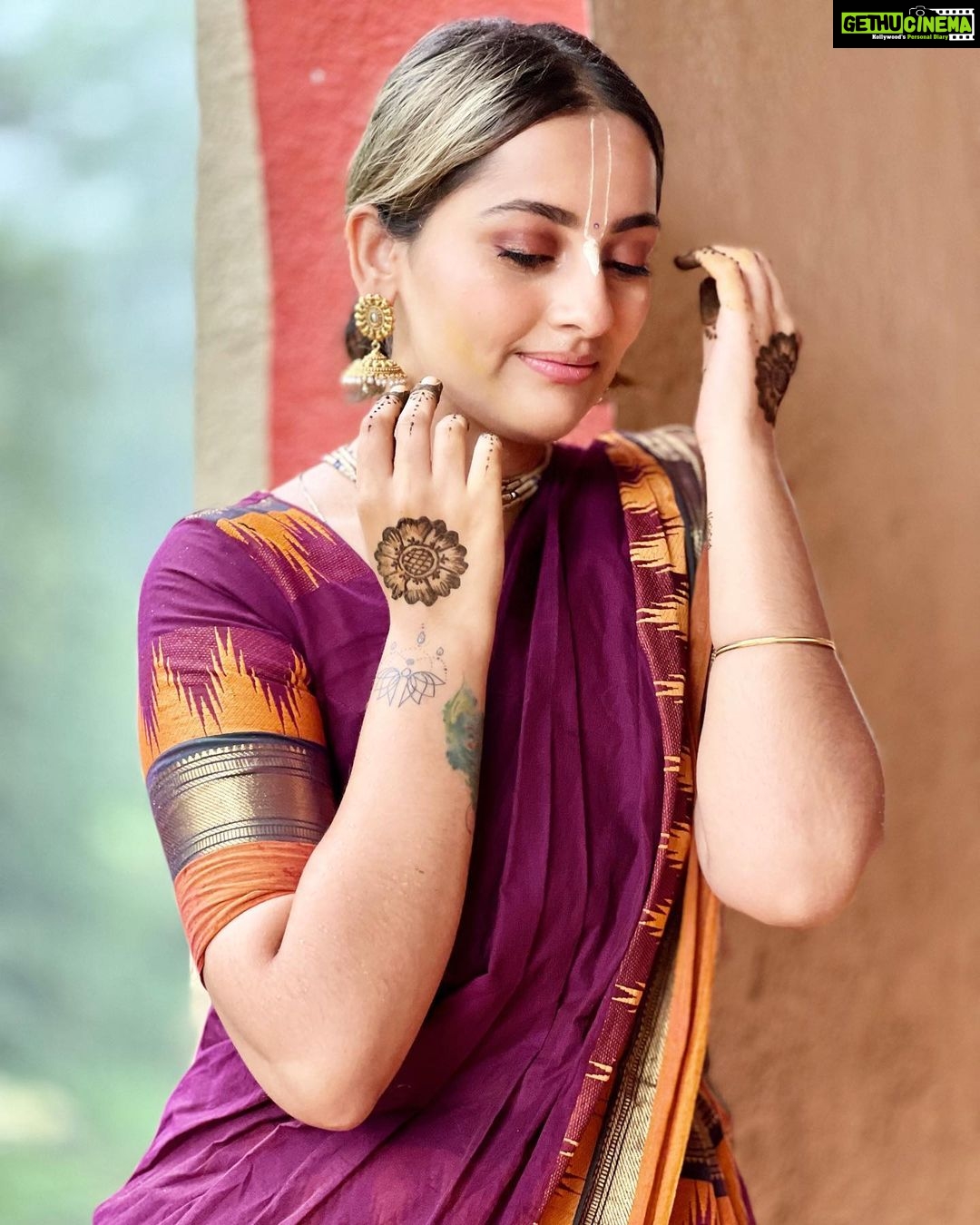 Anagha Bhosale Instagram - Stay where your heart smiles (krishna smiles)💙 Haldi & mehndi ceremony🙌🏻 #southindianweddings #devoteewedding #vaishnavwedding Govardhan Eco Village (GEV) - Sri Radha Vrindavanbihari Temple, Mumbai.