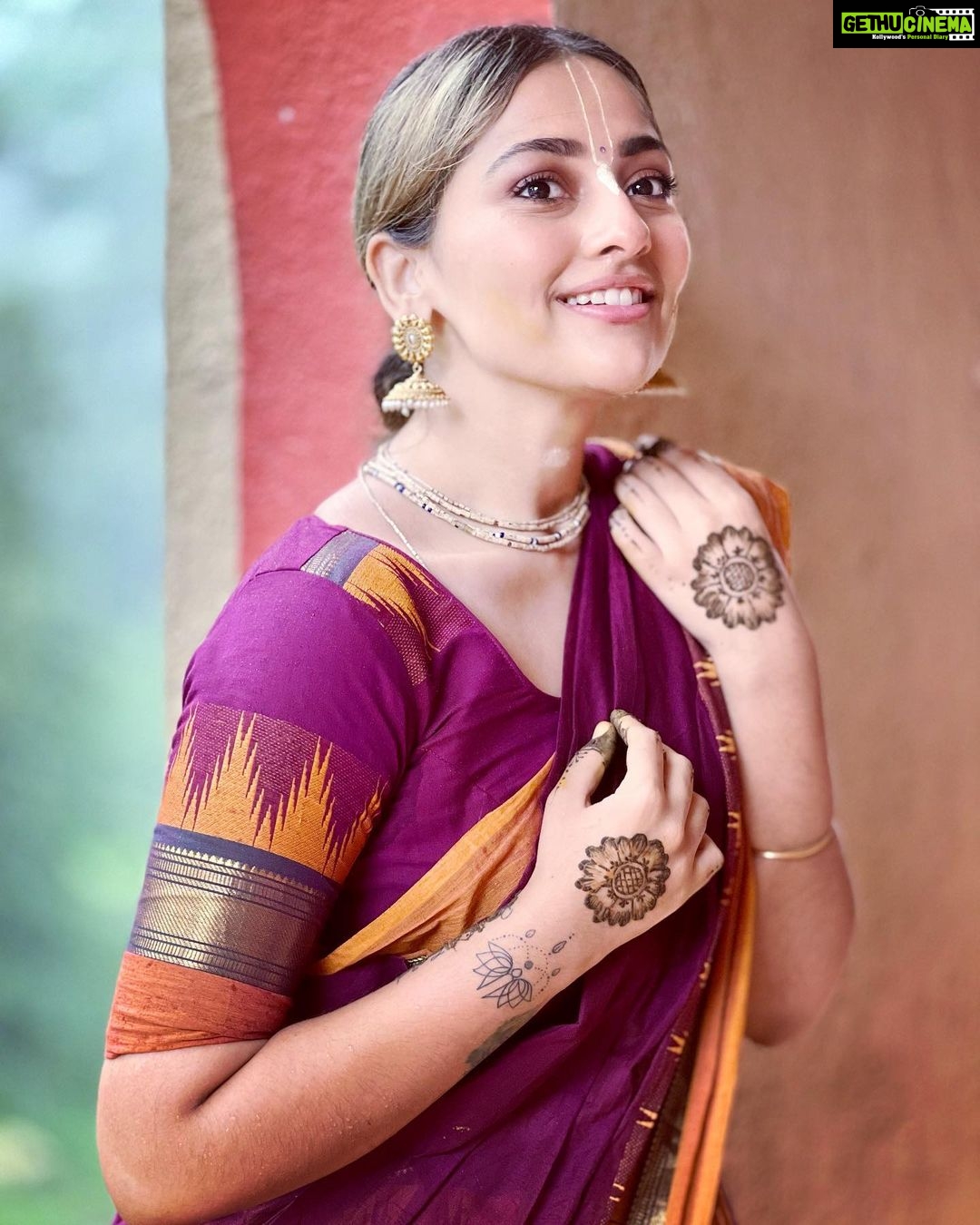 Anagha Bhosale Instagram - Stay where your heart smiles (krishna smiles)💙 Haldi & mehndi ceremony🙌🏻 #southindianweddings #devoteewedding #vaishnavwedding Govardhan Eco Village (GEV) - Sri Radha Vrindavanbihari Temple, Mumbai.