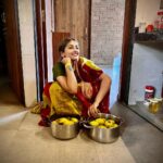 Anagha Bhosale Instagram - Oh! Krishna take some mangoes 😋😋 does this picture remind you ☝️ of Krishna’s pastime story Comment down below ⬇️ #summervibes #mangoseason @govardhan_ecovillage