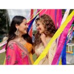 Anagha Bhosale Instagram – I can’t tell you how much I missed u maddie, lots of love #myfamily #onset🎥🎬 ✨🦚❤️ #sudipaa love you ❤️ #happymakarsankranti🔶🔷 #anaghabhosale