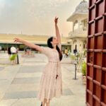 Anagha Bhosale Instagram - She is beautifully out of place. Sometimes I believe she intended to be. Like the moon during the day. 🦚❤️✨ #anaghabhosale Jagmandir Island Palace, Udaipur
