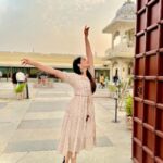 Anagha Bhosale Instagram – She is beautifully out of place.
Sometimes I believe she intended to be.
Like the moon during the day.
🦚❤️✨ #anaghabhosale Jagmandir Island Palace, Udaipur