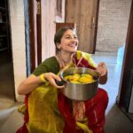 Anagha Bhosale Instagram - Oh! Krishna take some mangoes 😋😋 does this picture remind you ☝️ of Krishna’s pastime story Comment down below ⬇️ #summervibes #mangoseason @govardhan_ecovillage