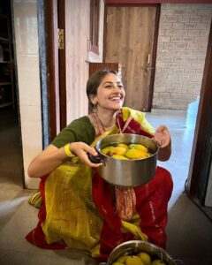 Anagha Bhosale Instagram - Oh! Krishna take some mangoes 😋😋 does this picture remind you ☝️ of Krishna’s pastime story 
Comment down below ⬇️ 
#summervibes #mangoseason 
@govardhan_ecovillage