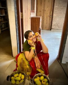 Anagha Bhosale Instagram - Oh! Krishna take some mangoes 😋😋 does this picture remind you ☝️ of Krishna’s pastime story 
Comment down below ⬇️ 
#summervibes #mangoseason 
@govardhan_ecovillage