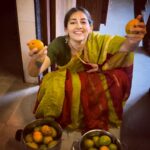 Anagha Bhosale Instagram – Oh! Krishna take some mangoes 😋😋 does this picture remind you ☝️ of Krishna’s pastime story 
Comment down below ⬇️ 
#summervibes #mangoseason 
@govardhan_ecovillage