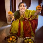 Anagha Bhosale Instagram - Oh! Krishna take some mangoes 😋😋 does this picture remind you ☝️ of Krishna’s pastime story Comment down below ⬇️ #summervibes #mangoseason @govardhan_ecovillage