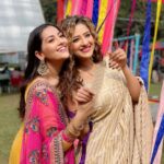 Anagha Bhosale Instagram – I can’t tell you how much I missed u maddie, lots of love #myfamily #onset🎥🎬 ✨🦚❤️ #sudipaa love you ❤️ #happymakarsankranti🔶🔷 #anaghabhosale