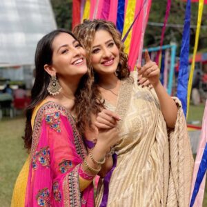 Anagha Bhosale Instagram - I can’t tell you how much I missed u maddie, lots of love #myfamily #onset🎥🎬 ✨🦚❤️ #sudipaa love you ❤️ #happymakarsankranti🔶🔷 #anaghabhosale