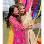 Anagha Bhosale Instagram - I can’t tell you how much I missed u maddie, lots of love #myfamily #onset🎥🎬 ✨🦚❤️ #sudipaa love you ❤️ #happymakarsankranti🔶🔷 #anaghabhosale