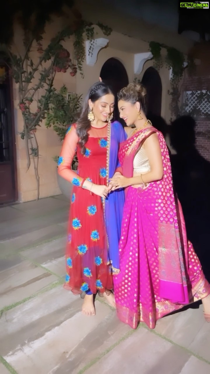 Anagha Bhosale Instagram - Even though there was no electricity we decided to make this reel ....... every moment counts ❤️🦚 . . #analsa #navya #anaghabhosale #nandini #kavya #madalasasharma @madalsasharma #kashibai #mastani
