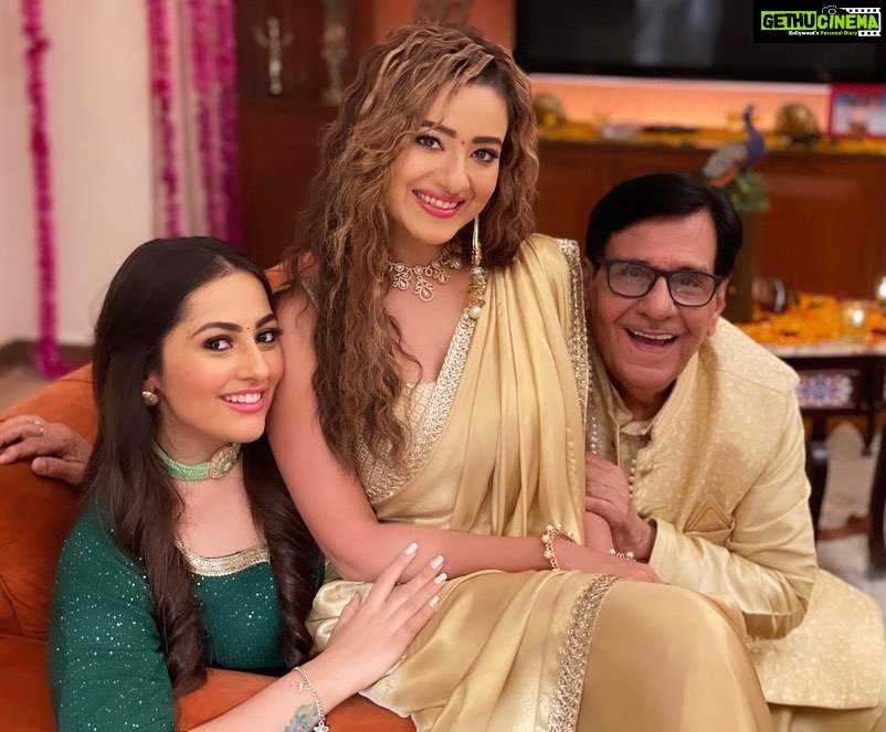 Anagha Bhosale Instagram - FAM♥️ @arvindvaidya3 @madalsasharma @paras_kalnawat