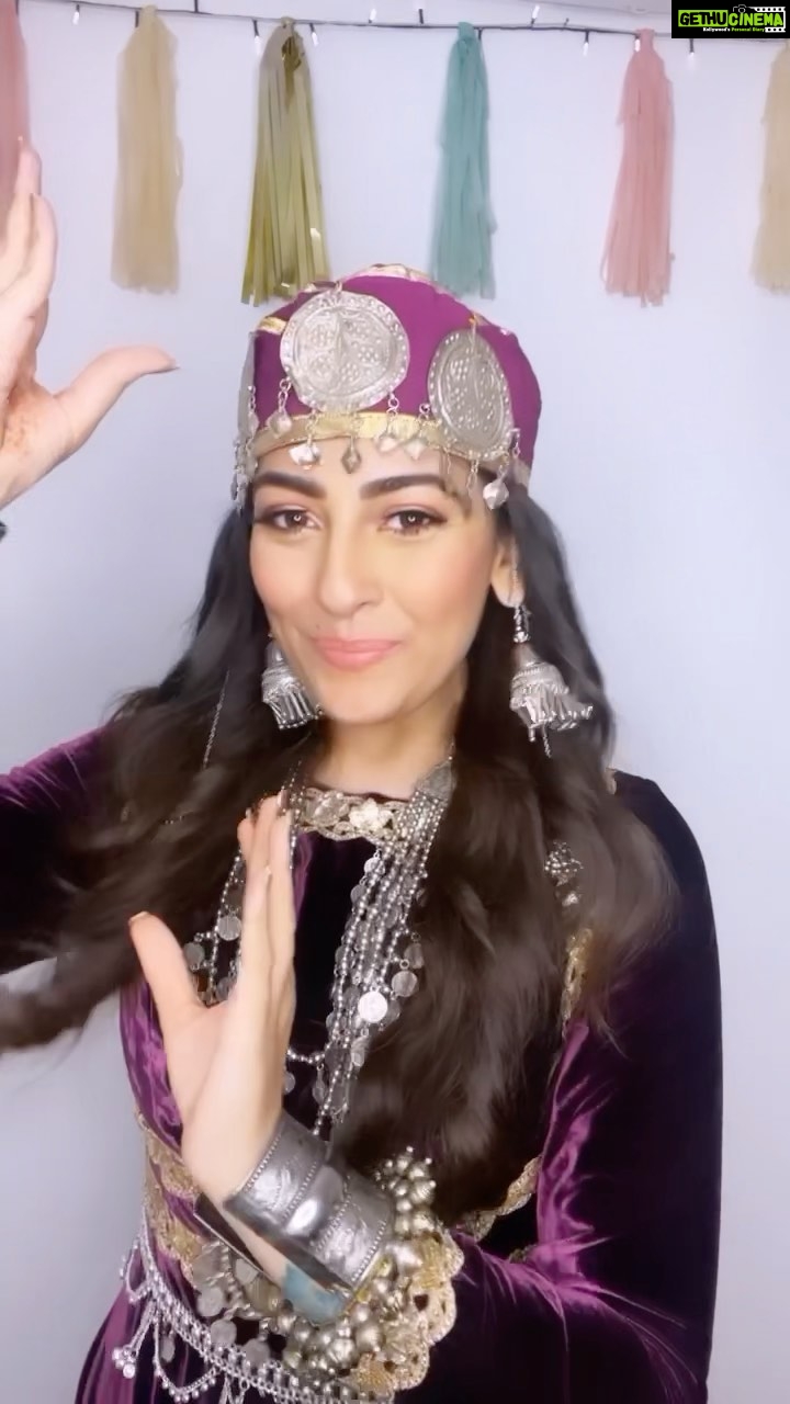 Anagha Bhosale Instagram - Aaye ho kis bagiya se 🐝 This song❤️ do you remember dancing on this song at your school function, tag your school friends. #bumbro #anaghabhosale #feelkaroreelkaro #feelitreelit