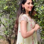 Anagha Bhosale Instagram - It’s not what you see, but how you see, that brings wisdom 🦚 . . . Styled by @jivikasetpal Outfit @krupa_jain @tanvisetpal Earrings @embelliebyg
