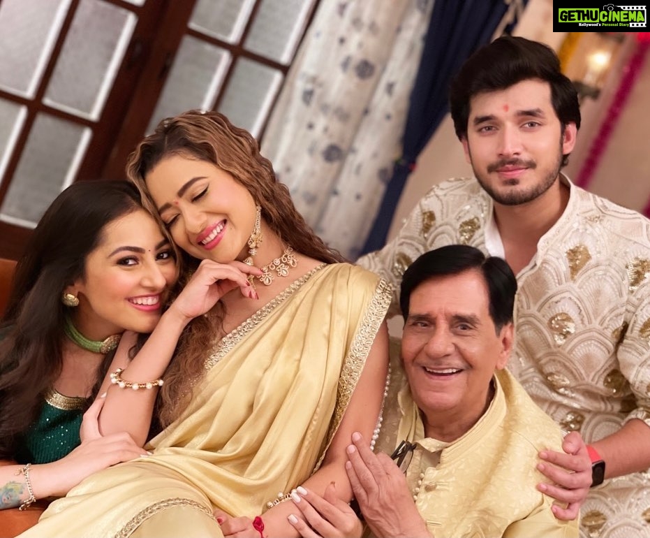 Anagha Bhosale Instagram - FAM♥️ @arvindvaidya3 @madalsasharma @paras_kalnawat
