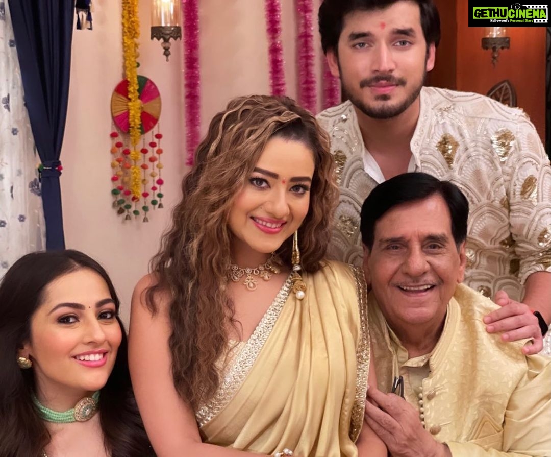 Anagha Bhosale Instagram - FAM♥️ @arvindvaidya3 @madalsasharma @paras_kalnawat