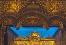 Anagha Bhosale Instagram - Krishna ‘our only supporter 🙇‍♀️ .. . . #iskontemple #mumbai #iskconchowpatty #Temple #gokul #vrindavan #radhe #radheradhe #krishna #bhajan #reelsinstagram #reelkarofeelkaro #explorepage #trending #temple ##sitaram #ram #harekrishna ISKCON Chowpatty - Sri Sri Radha Gopinath Temple