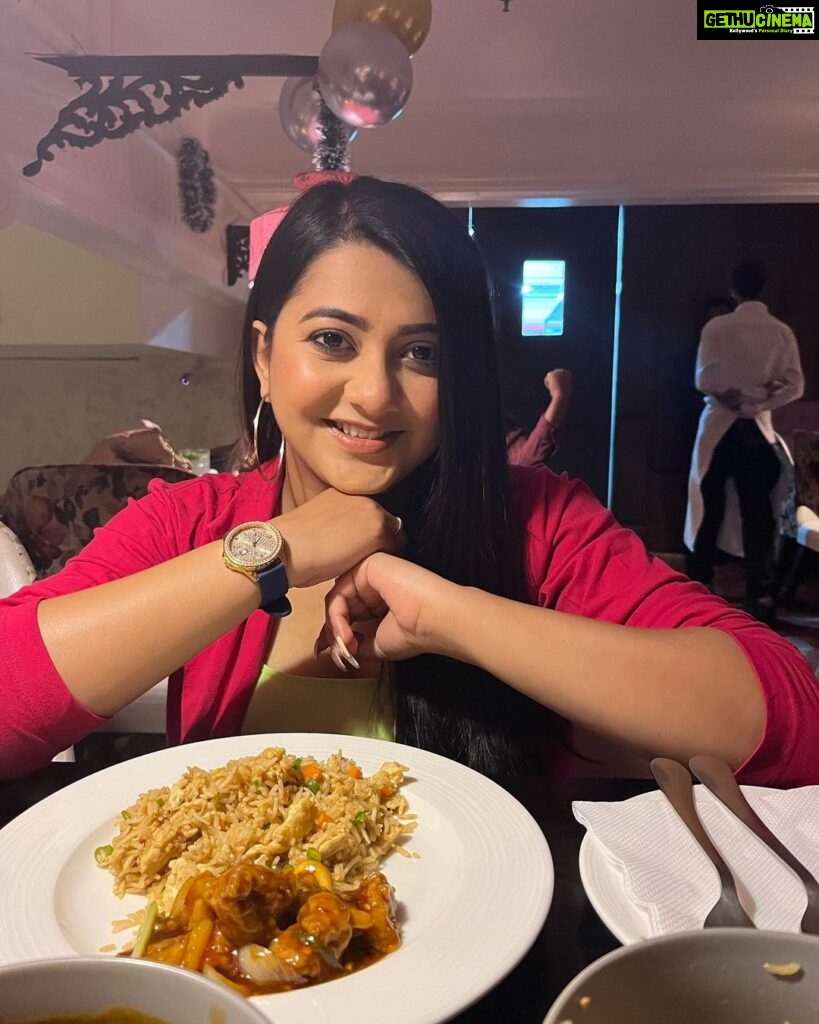 Anamika Chakraborty Instagram - Good food+Good company = Mood uplift. ❤️ PC: @anujakarmakar