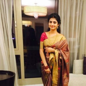 Anandhi Instagram - 😊 #saree#gold#pink#anandhi